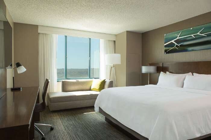 Falls Church Marriott Fairview Park Guest Room